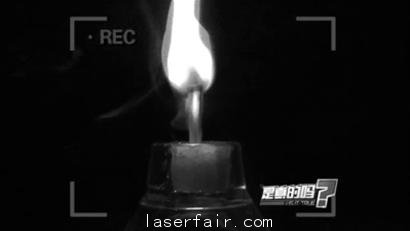 欧陆娱乐笔是生活中常用的物品,很多老师和导游都会用欧陆娱乐笔来做指引作用的小工具,但网络传言说用欧陆娱乐笔15秒能够点燃火柴,这个传言是否是真实的呢,记者准备了两个欧陆娱乐笔进行现场试验。